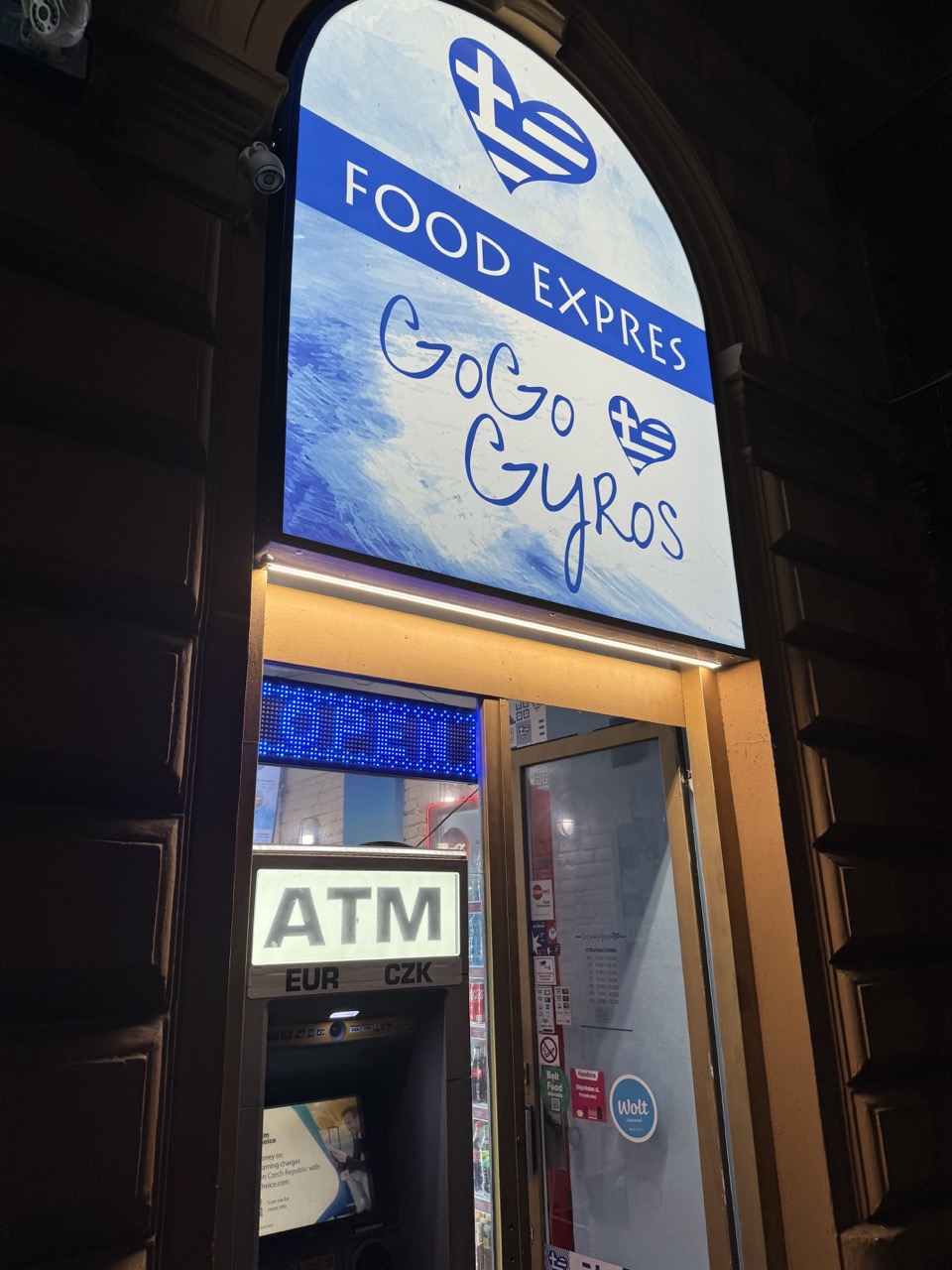 Nemožno si Go Go Gyros nevšimnúť